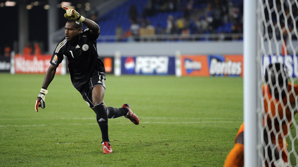 REDDET OG SCORET: Vincent Enyeama tok Zambias fjerde straffe, f�r han selv la ballen til rette p� straffemerket og sendte Nigeria til semifinale mot Ghana. Foto: 
AFP PHOTO/GIANLUIGI GUERCIA
