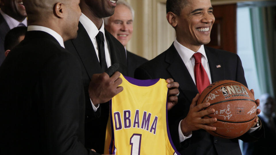  OBAMA P� EN MANDAG:  I g�r hadde president Barack Obama i en hyggedag i det Det Hvite Hus, der han tok i mot basketstjernene i forrige sesongs NBA-mestre Los Angeles Lakers. Smilet sitter neppe s� l�st onsdag n�r han presenterer rikets tilstand. FOTO: ALEX BRANDON, AP/SCANPIX.