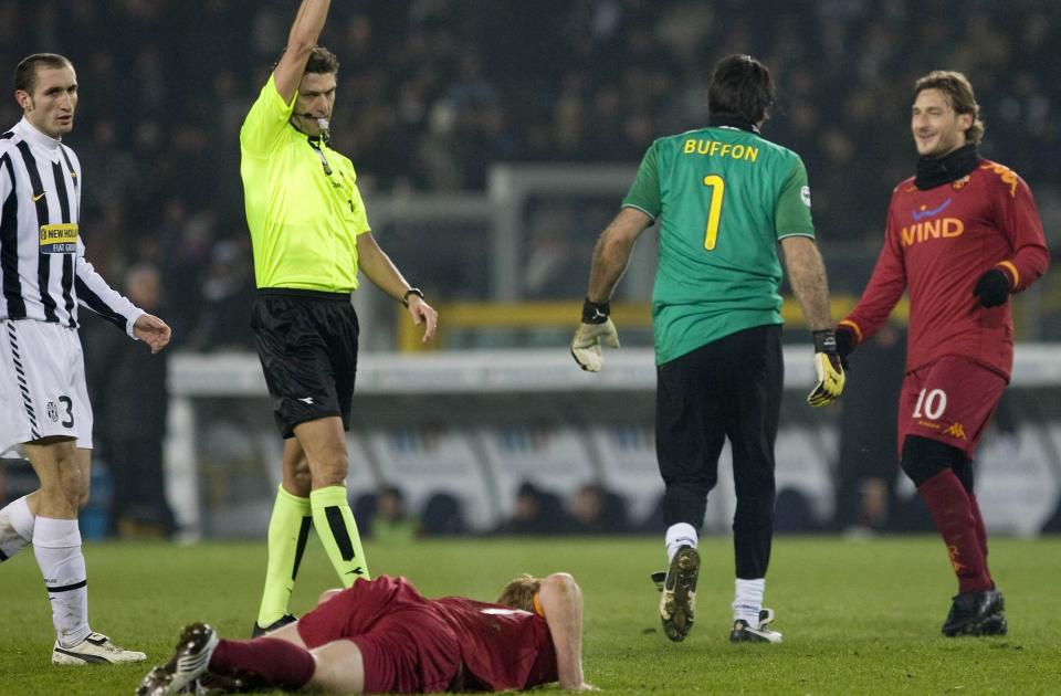 DEN SER DU: Roma-kaptein Francesco Totti (h�yre) gliser til Gianluigi Buffon p� vei av banen, med John Arne Riise liggende etter m�lvaktens utvisningss�kende takling. Totti er imponert over Riise, og trekker spesielt fram at nordmannen spiller uten lange ermer.Foto: SCANPIX/AP/Alberto Ramella