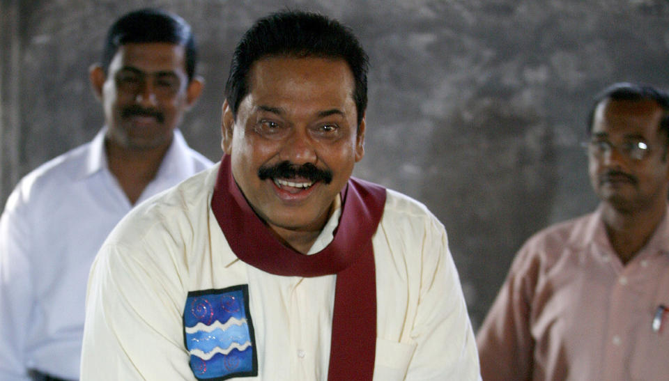 F�RSTE VALG ETTER BORGERKRIG: Her avgir Sri Lankas president Mahinda Rajapaksa sin valgstemme i Medamulana, dr�ye 20 mil s�r�st for hovedstaden Colombo. Presidentvalget er det f�rste etter at LTTE ble knust. Foto: REUTERS/SCANPIX