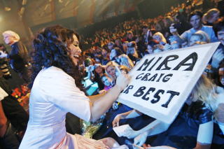 POPUL�R: Mira Craig skrev autografer til fansen etter delfinalen i Melodi Grand Prix. I salen satt ogs� hennes nye kj�reste, 19 �r gamle Kevin. 
Foto: Trond Reidar Teigen / SCANPIX