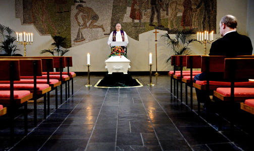 Ensom død: 22. oktober 2009 ble Jan Erik Fosshaug begravet uten en eneste venn eller pårørende til stede. Begravelsesagent Lars Olufsen setter seg i kirka for at presten Dag
Iversen skal ha noen å snakke til. Ensom død: 22. oktober 2009 ble Jan Erik Fosshaug begravet uten en eneste venn eller pårørende til stede. Begravelsesagent Lars Olufsen setter seg i kirka for at presten Dag
Iversen skal ha noen å snakke til.