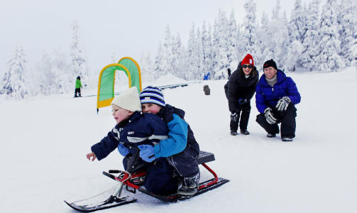 AKING: Kieran (2 1/2) og Lukas(5 1/2) p� kjelke i barnebakken sammen med mamma Sanja (31) og pappa Thomas (34).alle fra T�nsberg med etternavn Ramstad. Foto: Ole C. H. Thomassen /