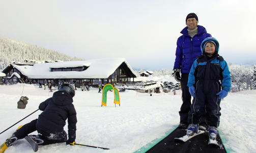 RULLEB&Aring;ND: Lukas Ramstad (5 1/2) pr&oslash;ver slalom for f&oslash;rste gang og behersker rulleb&aring;ndtransporten sammen med pappa Thomas (34). Foto: Ole C. H. Thomassen