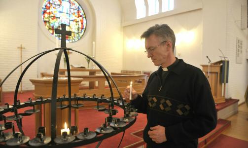 SKAL TENNE LYS: Prest Lars Tangedal forteller at det vil bli muligheter for � funne lys for den drepte soldaten Claes Joachim Olsson i Gressvik kirke i kveld. FOTO: JON TERJE PEDERSEN