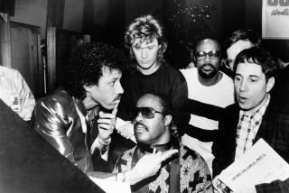 WE ARE THE WORLD: USA for Africa 1985. Opptaket m�tte gj�res p� nytt fordi vokalen ble forstyrret av klirringen fra Cyndi Laupers kostbare smykker. Foto: AP