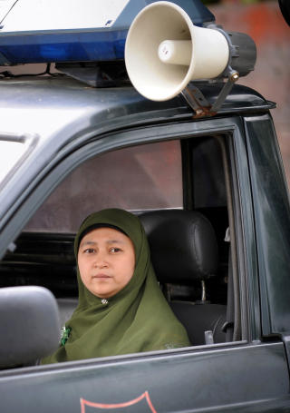 KVINNELIG MORALPOLITI: Rundt 60 kvinner jobber i shariapolitiet i Banda Aceh. Aceh har en spesiell stillig som autonom region og har implementert religionspoliti. Foto: AFP/ROMEO GACAD