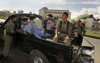 STOPPER UNGDOM SOM IKKE HAR GJORT NOE: Shairapolitiet i Aceh sier de ogs� driver forebyggende virksomhet. Foto: AFP PHOTO / ROMEO GACAD
