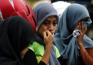 ANKLAGET FOR GJENGVOLDTEKT: Tidligere denne m�neden ble tre shariapolitimenn anklaget for � ha voldtatt en 20-�ring. Foto: REUTERS/Beawiharta