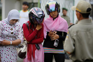 VIL FORBY KVINNER � KJ�RE MOTORSYKKEL: De l�rde mullaene i Indonesia har mange forslag til nytt regelverk. Her er tre jenter i Banda Aceh stoppet av shariapolitiet. Bildet ble tatt 1. desember i fjor. Foto: REUTERS/Beawiharta