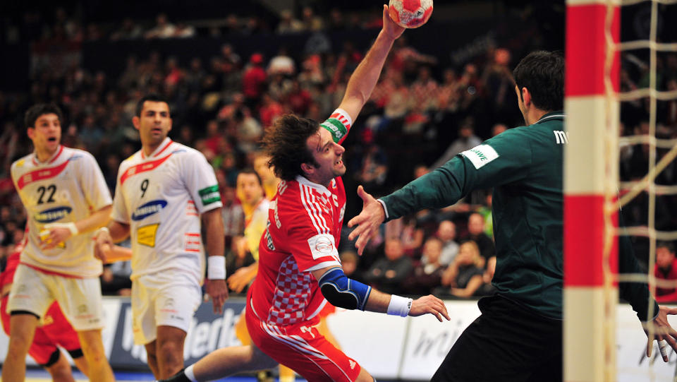 Igor Vori (L) of Croatia shoots against Austria's goalkeeper Nikola Marinovic (R) on January 26, 2010 in Vienna during second turn of the Euro 2010 Handball match, Croatia versus Austria. AFP PHOTO ELVIS BARUKCIC