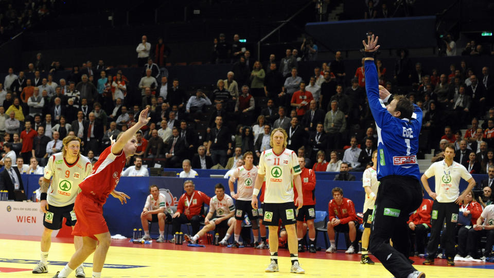 KAN BARE SE P�: Danske Henrik Knudsen lurer Steinar Ege. Norge kan fortsatt g� videre - men trenger hjelp. Foto: AP Photo/Hans Punz
