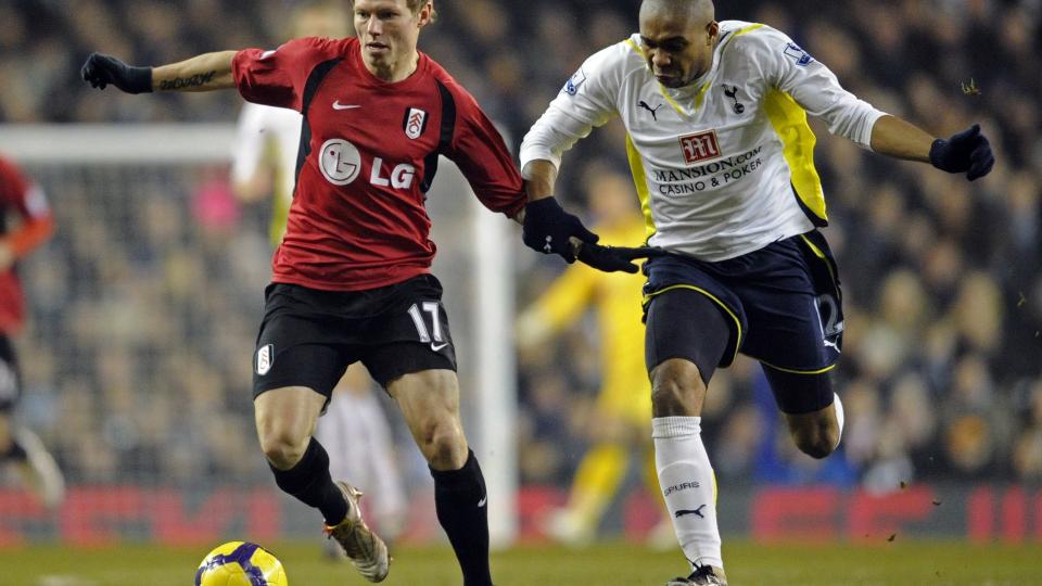 IKKE HELDIG: Bj�rn Helge Riise var involvert i begge Tottenhams m�l i dag. Her i kamp med Wilson Palacios. Foto: AP Photo/Tom Hevezi