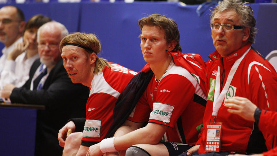 RYSTET: Frank L�ke skj�nner ikke hva som skjedde da Norge tapte for Danmark. Her er L�ke med B�rge Lund (t.v.) og assistenttrener Zeljko Tomac p� benken under kampen mellom Norge og �sterrike i g�r. Foto: H�kon Mosvold Larsen / Scanpix
