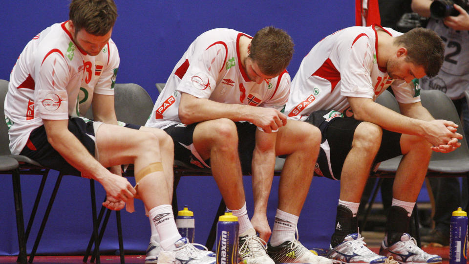 HANG MED HODET: F.v. Vegard Samdahl, Bjarte Myrhol og Kristian Kjelling depper etter kampen mellom Norge og Danmark i h�ndball-EM i Wiener Stadthalle i �sterrike i kveld. Foto: H�kon Mosvold Larsen / Scanpix