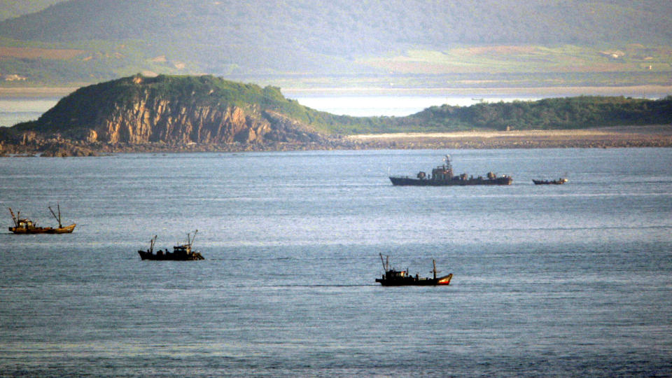 SKJ�T MOT DETTE OMR�DET: I dette bildet, tatt mai i fjor, patruljerer et nord-koreansk marinefart�y blant s�r-koreanske fiskeb�ter. N� er omr�det i Gulehavet stengt for trafikk. Foto: AFP/BYUN YEONG-WOOK/Scanpix