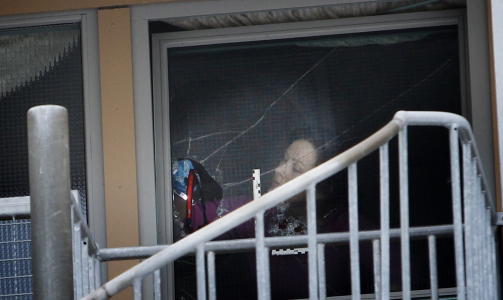 SKUDD MOT VINDU: Mulla Krekar ble angrepet i sitt eget hjem i Heimdalsgata 36 p� T�yen.   Krekars svigers�nn ble truffet i armen.  Politiets etterforskere p� �stedet.  Gjerningsmennene tok seg inn i g�rden og avfyrte flere skudd gjennom vinduet til h�yre for inngangsd�ra. Foto: Jon Terje Hellgren Hansen / Dagbladet