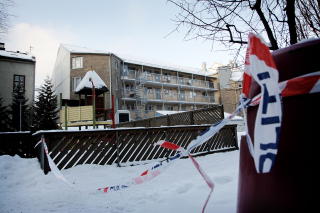 POLITISPERRING: Etter skytingen ble det satt opp politisperring i bakg�rden til boligblokken i Heimdalsgata 36 p� T�yen, hvor Mulla Krekar bor med sin familie. Foto: Jon Terje Hellgren Hansen / Dagbladet