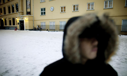 VOLD VAR SVARET: - Ettersom ingen h�rte etter hva elevene mente, var det som oftest vold som ble svaret. Ved � reise ei h�nd mot l�rerne kunne man f� fred et helt friminutt, forteller en 21-�ring til Dagbladet. 21-�ringens historie handler ikke om skolen p� bildet. Foto: BJ�RN LANGSEM