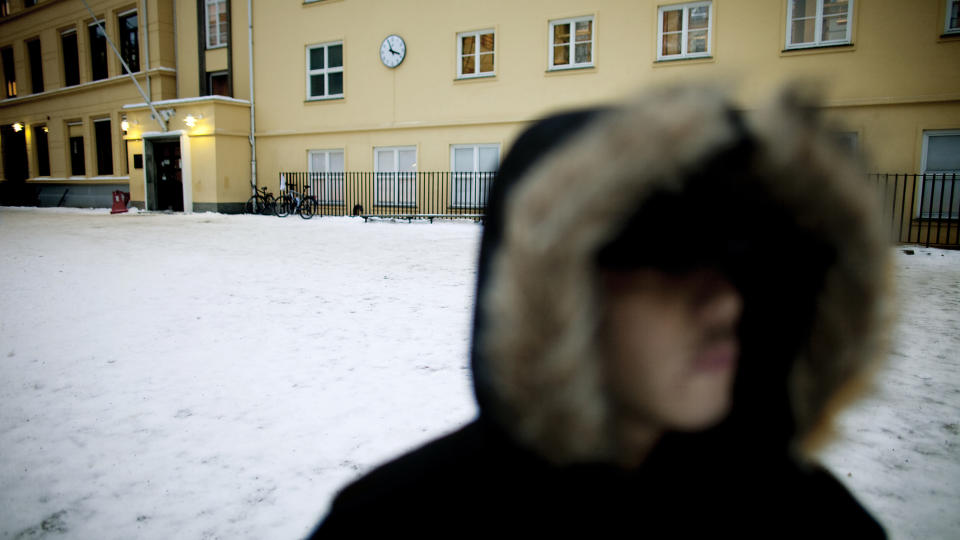 VOLD VAR SVARET: - Ettersom ingen h�rte etter hva elevene mente, var det som oftest vold som ble svaret. Ved � reise ei h�nd mot l�rerne kunne man f� fred et helt friminutt, forteller en 21-�ring til Dagbladet. 21-�ringens historie handler ikke om skolen p� bildet. Foto: BJ�RN LANGSEM