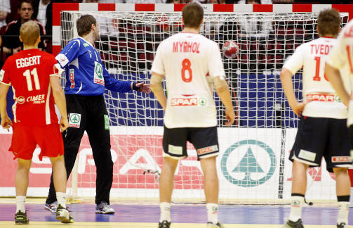 ISKALD: M�lvakt Hvidt holdt p� � forkomme da Anders Eggert skulle sette sin straffe, men lobben over Steinar Ege holdt h�y klasse.Foto: H�kon Mosvold Larsen / Scanpix