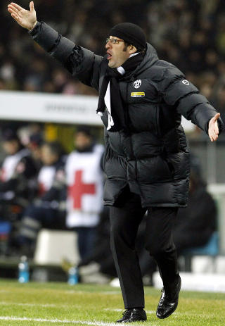 Juventus' coach Ciro Ferrara gestures during the Italian Serie A soccer match against AS Roma at the Olympic stadium in Turin January 23, 2010. REUTERS/Alessandro Garofalo (ITALY - Tags: SPORT SOCCER)