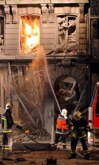 SLOKKER:  Brannmannskaper fors�ker � slokke brannen som ble startet av en gasseksplosjon. foto: EPA