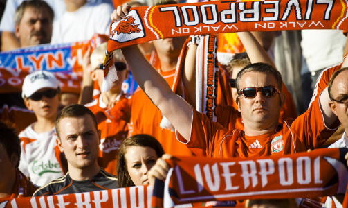 MANGE MEDLEMMER: Her ser norske Liverpool-fans sin klubb mot Lyn. Den norske supporterklubben har mer enn 33 000 medlemmer, Manchester Uniteds supporterklubb har 40 000. Foto: Scanpix
