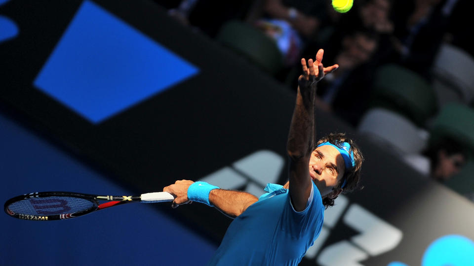 LURING: Roger Federer sleit med skygge mot Nikolaj Davidenko, og utnyttet en lang tissepause for � unng� problemet.Foto: SCANPIX/AFP/PAUL CROCK