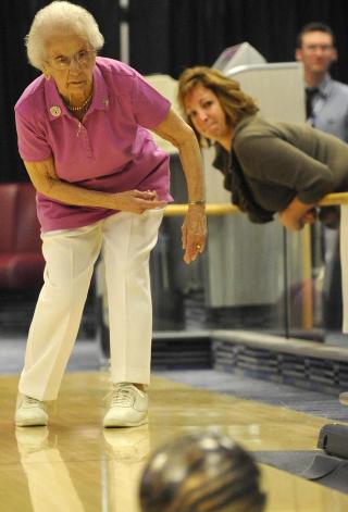 GAMMEL: Denne damen er trolig verdens eldste kvinnelige profesjonelle bowlingspiller og heter Emma Hendrickson. Hun er 100 �r gammel og bor i Reno i Nevada.  Foto: AP