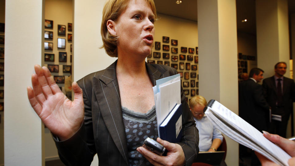 N�R BARN SL�R: - N�r barna sl�r l�rerne er det ikke skolens ansvar, men foreldrenes. Det er de som m� l�re barna hva samfunnet forventer av dem, sier leder for Stortingets utdanningskomit�, Marianne Aasen fra Arbeiderpartiet. Foto: SCANPIX