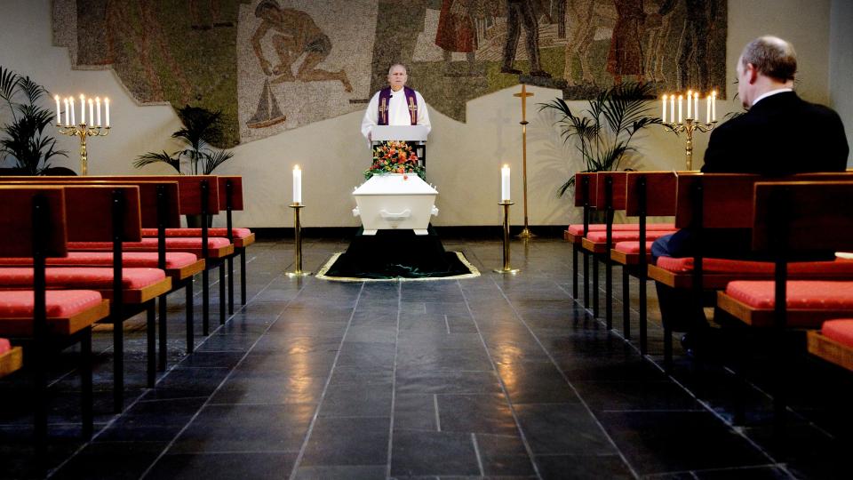 INGEN KOM I BEGRAVELSEN: Presten hadde heller ikke mye han kunne si om livet til Jan Erik Fosshaug. Tilh�reren er begravelsesagenten. Foto: Lars Myhren Holand