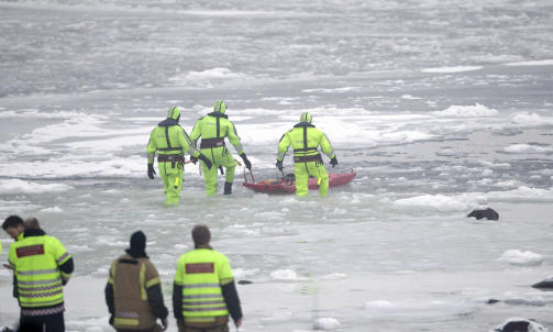 P� VEI TIL VRAKET: Redningsmannskaper p� vei ut til havaristedet utenfor Horten, der et helikopter med 4 personer ombord styrtet  onsdag. Foto: Peder Gjers�e / SCANPIX