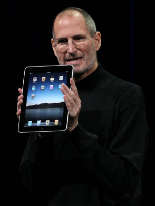 LANSERTE IPAD: Steve Jobs ventet ikke til slutten av pressekonferansen med � vise fram nye iPad.  Foto: Justin Sullivan/Getty Images/AFP/SCANPIX