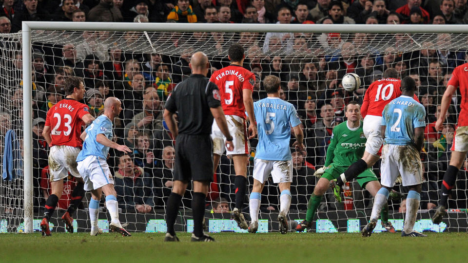 RETT MANN P� RETT STED: Wayne Rooney forhindret ekstraomganger og sendte Manchester United til Wembley da han headet ballen forbi Shay Given ett minutt p� overtid.Foto: SCANPIX/AFP PHOTO/PAUL ELLIS