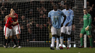 UTLIGNET FORSPRANGET; Paul Scholes har ligget og lurt i returrommet utenfor motstandernes felt i 15 �r. Det var derfor langt fra f�rste gang at han var rett mann p� rett tid da ballen ble lagt til rette for ham p� 17 meter. Med et velplassert skudd utlignet han Citys forsprang fra det f�rste m�tet mellom lagene sist tirsdag.Foto: SCANPIX/REUTERS/PhiL Noble