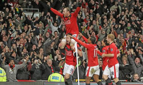 H�YTFLYGENDE: Manchester United var h�yt oppe da Michael Carrick la p� til 2-0 etter 71 minutter.Foto: SCANPIX/EPA/Magi HarounLTD