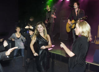 PARTY-PARTY: Magasinredaktør Jane Throndsen (t.h) og redaksjonsleder Lillian Vambheim danser til 90-talls coverpop servert av Popmart på Smuget i Oslo. PARTY-PARTY: Magasinredaktør Jane Throndsen (t.h) og redaksjonsleder Lillian Vambheim danser til 90-talls coverpop servert av Popmart på Smuget i Oslo.