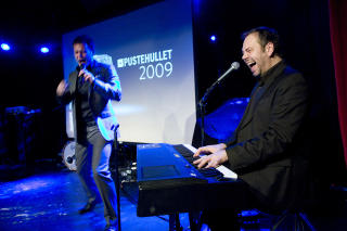 SKAPTE STEMNING: Gisle Børge Styve på piano og Heine Totland fikk fart i publikum. SKAPTE STEMNING: Gisle Børge Styve på piano og Heine Totland fikk fart i publikum.