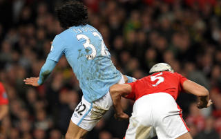SOM TROLL I ESKE: Carlos Tevez reduserte for City med leggen ut av ingenting.Foto: SCANPIX/AFP PHOTO/PAUL ELLIS