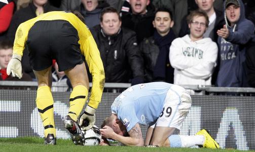 STYGG EPISODE: Craig Bellamy ble truffet av minst �n gjenstand som ble kastet fra tribunen. United-keeper Edwin van der Sar reagerte raskt og stilte seg beskyttende foran waliseren, som tok telling.Foto: SCANPIX/AP Photo/Jon Super