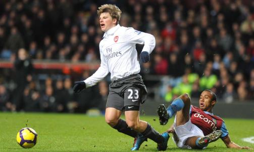 M�LL�SE: Andrej Arsjavin og Arsenal fikk det t�ft mot Aston Villa og Fabian Delph, og London-laget reiste m�ll�se hjem fra Villa Park.Foto: SCANPIX/EPA/Nick Wilkinson