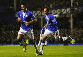 SENKET SUNDERLAND: Tim Cahill (t.v.) og Landon Donovan scoret m�lene da Everton slo Sunderland 2-0 p� Goodison Park.AP Photo/Tim Hales
