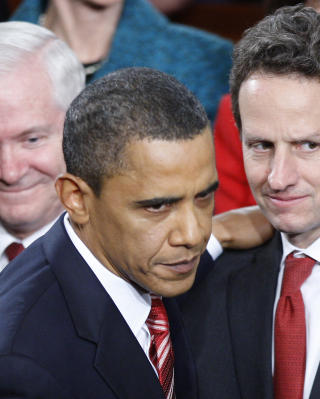 N�KKELPERSONER: Forsvarsminister Robert Gates og finansminister Timothy Geithner f�r talen. Foto: AP/Pablo Martinez Monsivais