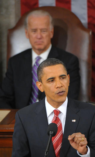 OVERV�KET: Visepresident Joe Biden virket sv�rt forn�yd med talen til sjefen. Foto:  AFP PHOTO/Mandel NGAN