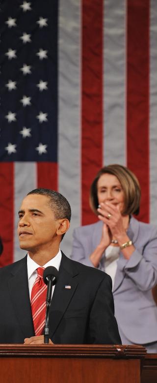 BEGEISTRET: Demokrat-leder Nancy Pelosi ledet an i applausen for Obama. Foto: AP/Tim Sloan