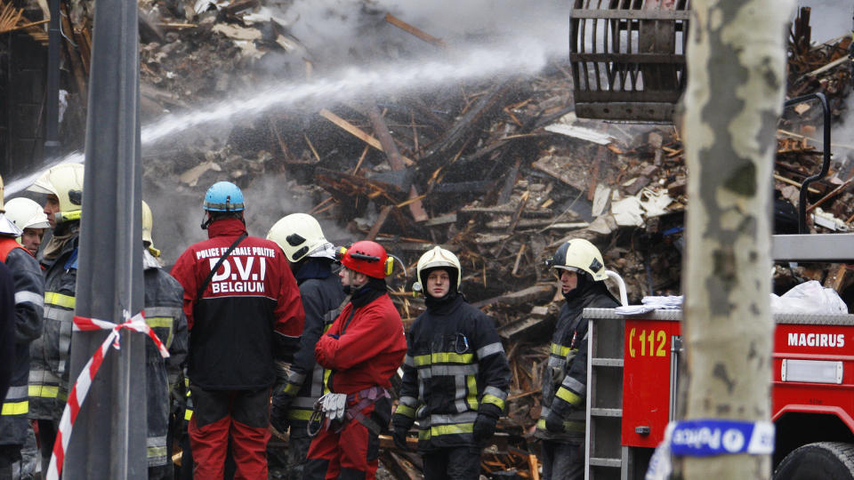 KOLLAPSET:  Sju mennesker er funnet omkommet og et titall andre er fortsatt savnet etter at en byg�rd raste sammen etter en gasseksplosjon i Li�ge i Belgia. Foto: REUTERS/SCANPIX