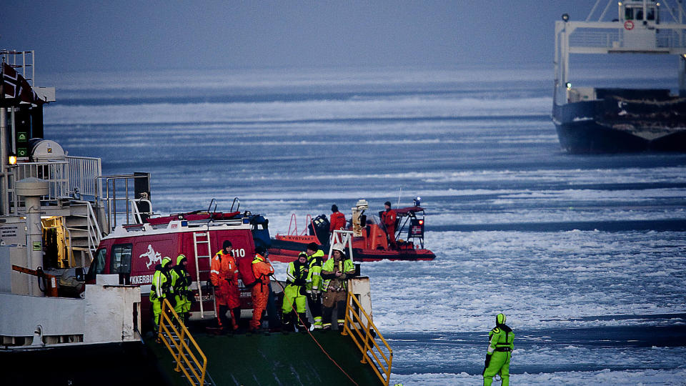 SKAL HENTE OPP HELIKOPTER: Under isen utenfor Horten ligger det havarerte helikopteret . Foto : Bj�rn Langsem/DAGBLADET.