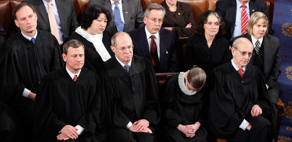 LUTTER �RE: Mens h�yesterettsdommer Ruth Bader Ginsburg (foran til venstre) nesten ser ut til � d�se av, ristet h�yesterettsdommer Samuel Alito (�verst til venstre) p� hodet og protesterte mot Obamas tale. Foto: Alex Wong/Getty Images/AFP/SCANPIX