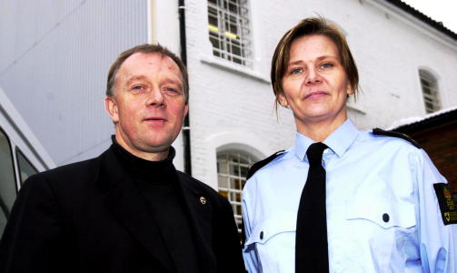 ER SV�RT BEKYMRET: Regiondirekt�r Per Sigurd V�ge i Kriminalomsorgen region vest er sv�rt bekymret for at han kan bli n�dt til � l�slate fanger f�r tiden. Her sammen  med fungerende fengselsleder ved Molde fengsel, Mette R�d. 
Foto: Kjell Herskedal / SCANPIX